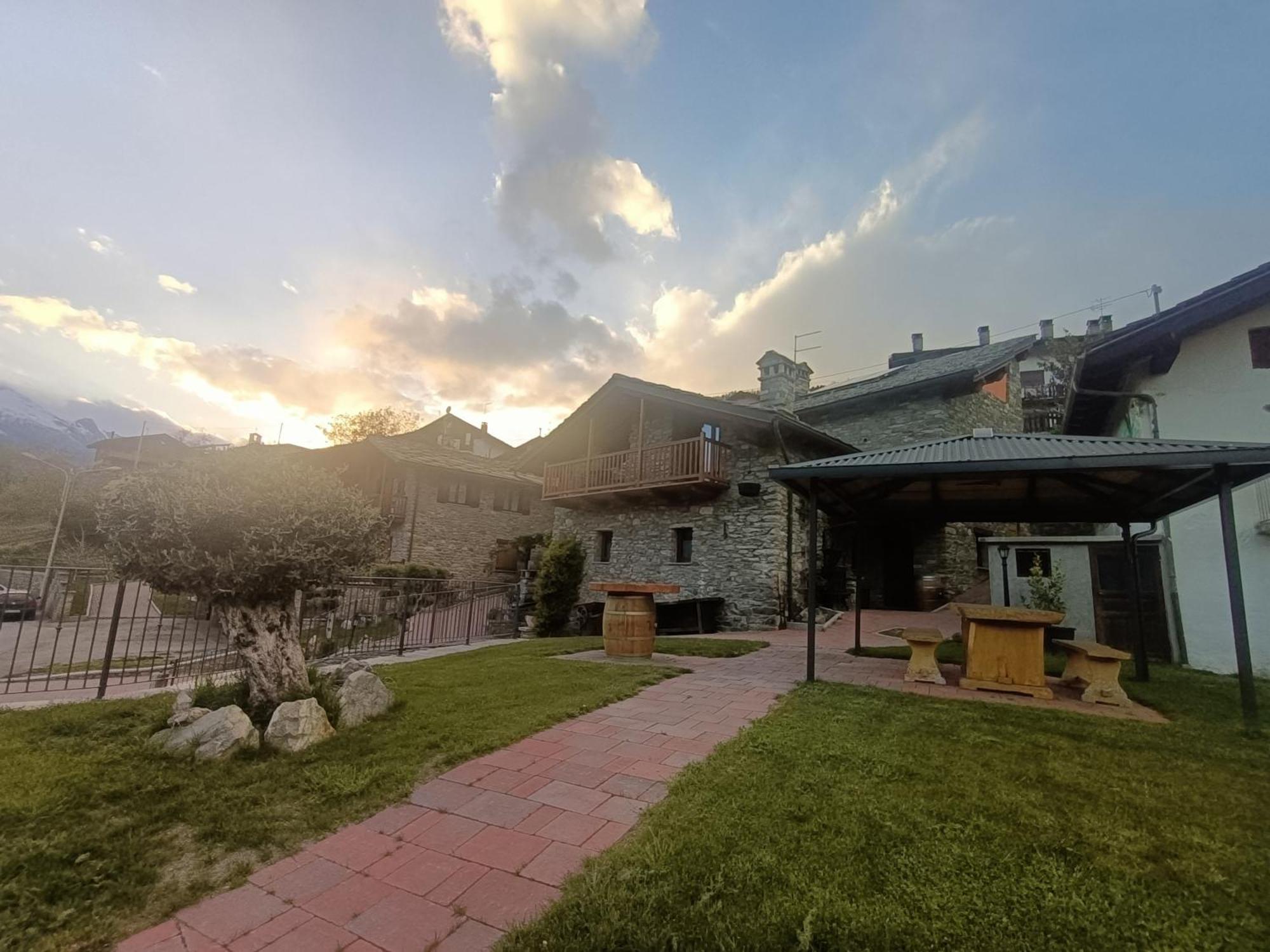 Le Temps Retrouve - Casa Tipica Con Giardino Villa Villeneuve Exterior photo